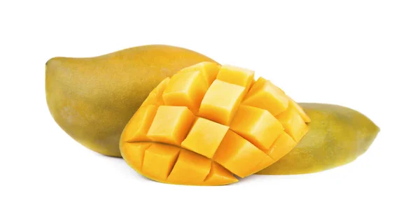 Fruta de mango, cubos y rodajas de mango, aislados sobre fondo blanco —  Fotos de Stock