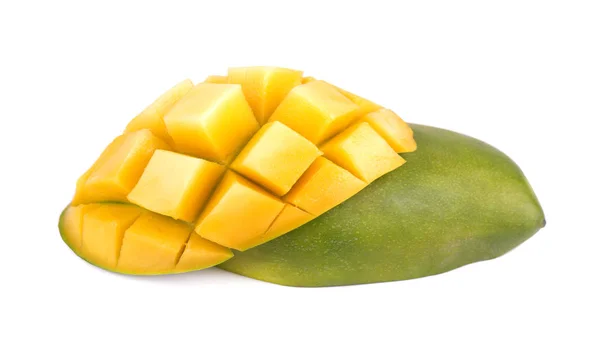 Mango-Fruchtscheiben, Würfel und Scheiben, isoliert auf weißem Hintergrund. Datei enthält Schnittpfade. — Stockfoto