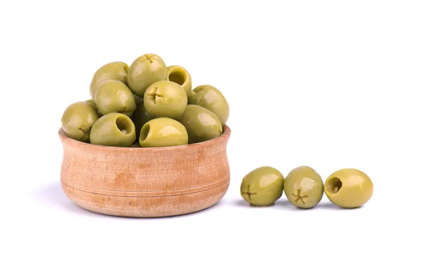 Aceitunas verdes picadas y marinadas en cuenco de madera, aisladas sobre fondo blanco . — Foto de Stock