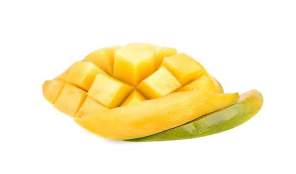 W kostkę owoców mango i plasterki, na białym tle na białym tle. Ścieżki przycinające — Zdjęcie stockowe