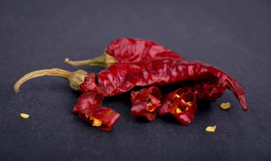 Biber biber, Kuru biber, kırmızı biber, baharat kayrak siyah taş plaka üzerinde