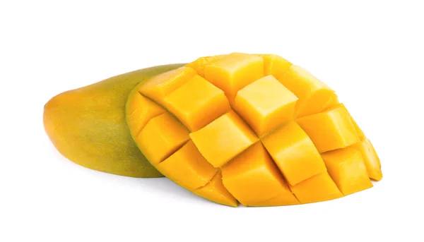 Mangofrüchte, Würfel und Mangoscheiben, isoliert auf weißem Hintergrund — Stockfoto