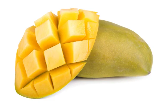Mangofrüchte, Würfel und Mangoscheiben, isoliert auf weißem Hintergrund — Stockfoto