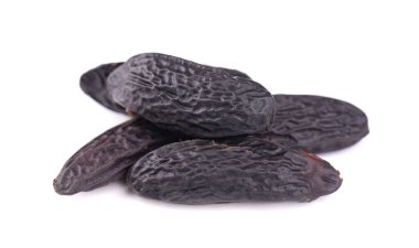 Tonka fasulyeleri beyaz arka planda izole edilmiş. Dipteryx odorata, cumaru veya kumaru fasulyesi. Taze aroma tonka fasulyesi..