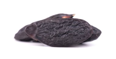 Tonka fasulyeleri beyaz arka planda izole edilmiş. Dipteryx odorata, cumaru veya kumaru fasulyesi. Taze aroma tonka fasulyesi..