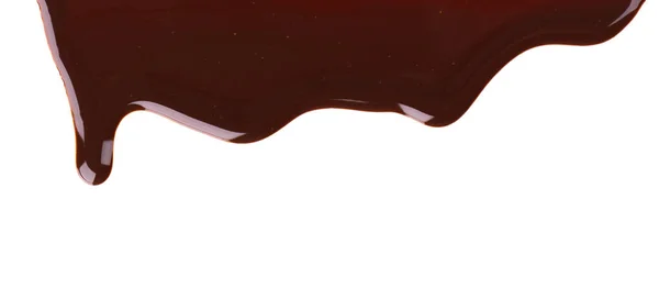 在白色背景上隔离的巧克力溪流。 巧克力糖浆，配料，黑巧克力. — 图库照片