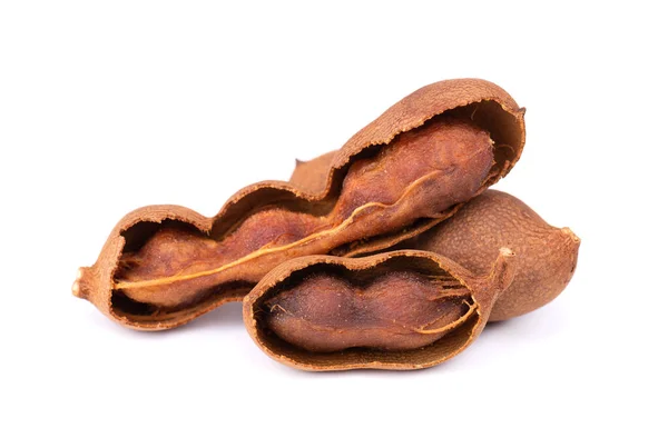 Sladká tamarind izolované na bílém pozadí. Čerstvé tamarind ovoce. — Stock fotografie