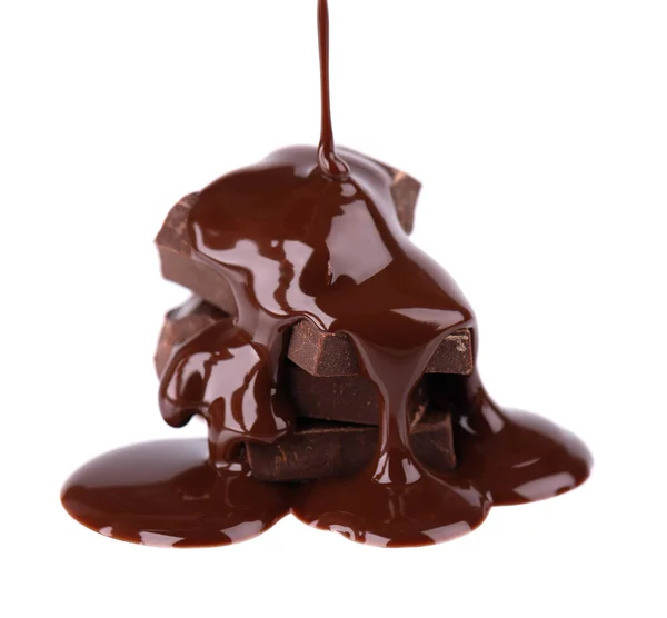 Kawałki czekolady stos i syrop czekoladowy izolowane na białym tle. Zamknij się.. — Zdjęcie stockowe