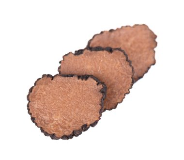 Siyah trüf mantarları beyaz arka planda izole edilmiş. Taze kesilmiş mantar. Özel lezzet mantarı. Pırıl pırıl ve mis kokulu Fransız lezzeti. Kesme yolu.