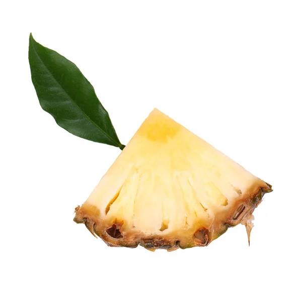 Нарізаний ананас з зеленим листям ізольовано на білому тлі. Шматочки ананаса, з відсічним контуром. Вид зверху . — стокове фото