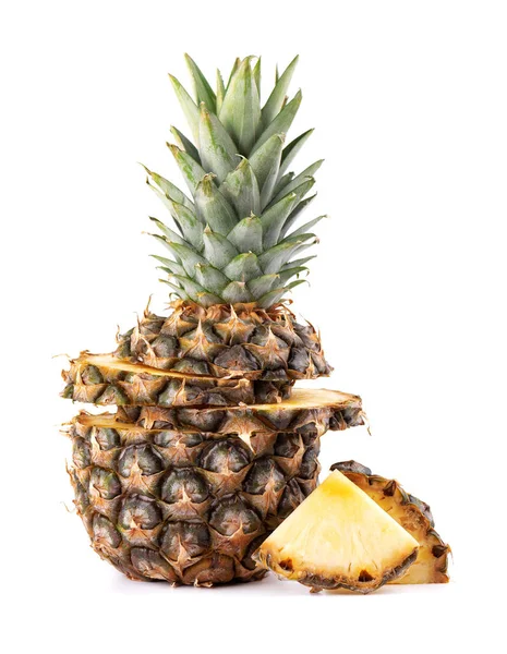 Ananas geïsoleerd. Een hele ananas met groene bladeren geïsoleerd op witte achtergrond met clipping pad. — Stockfoto