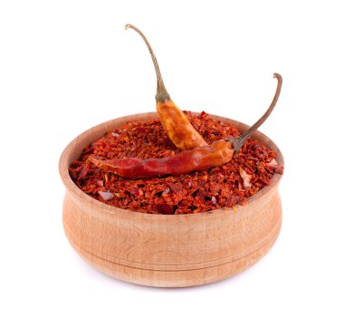 Beyaz arka plan üzerinde izole kuru ve ezilmiş chili biber. Ahşap kase kırmızı biber biber.