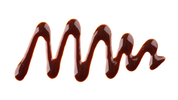 Sciroppo di cioccolato gocciolare isolato su sfondo bianco. Schizzi di salsa al cioccolato dolce. Vista dall'alto. — Foto Stock
