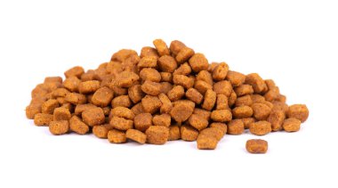 Kedi maması. Kuru hayvan maması, beyaz arka planda izole edilmiş..
