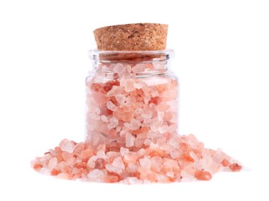 Cam kavanozda Himalaya pembe tuzu, beyaz arka plan üzerinde izole. Kristallerde Himalaya pembe tuzu.