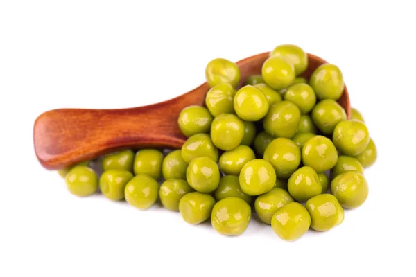 Guisantes verdes en una cuchara de madera, aislados sobre fondo blanco. Guisantes en vinagre. Guisantes verdes enlatados . —  Fotos de Stock