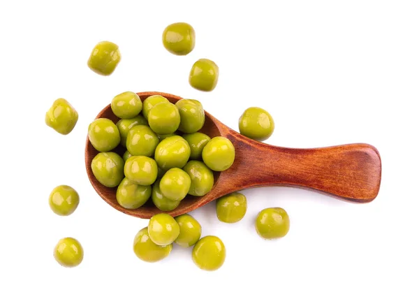 Guisantes verdes en una cuchara de madera, aislados sobre fondo blanco. Guisantes en vinagre. Guisantes verdes enlatados . — Foto de Stock