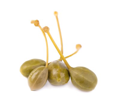 Beyaz arka plan üzerinde izole Kapari. Kapari turşusu. Konserve Kapari