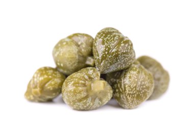 Beyaz arka plan üzerinde izole Kapari. Kapari turşusu. Konserve Kapari