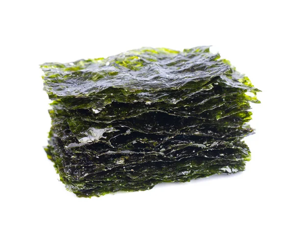 Knusprige Nori-Algen isoliert auf weißem Hintergrund. Japanisches Essen nori. Trockene Algenblätter. — Stockfoto