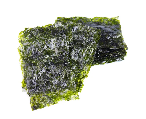 Algas nori crujientes aisladas sobre fondo blanco. Comida japonesa nori. Hojas de algas secas . — Foto de Stock