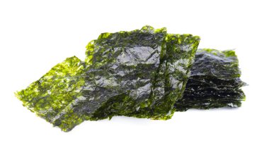 Beyaz arka planda izole edilmiş çıtır Norveç yosunu. Japon yemeği nori. Kuru yosun çarşafları