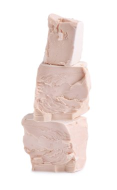 Yeni sıkılmış maya, beyaz arka planda izole edilmiş. Sıkıştırılmış taze maya bloğu.