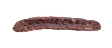 Olgun keçiboynuzu kabukları ve beyaz arka planda izole fasulye.