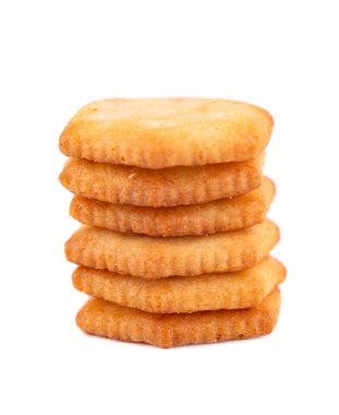 Kraker beyaz arka planda izole edilmiş. Kuru kraker kurabiyeleri izole edilmiş. Tuzlu aperatifler izole.