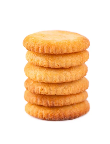 Stapelrunde Cracker isoliert auf weißem Hintergrund. Trockene Cracker Cookies isoliert. Salzige Snacks isoliert. — Stockfoto