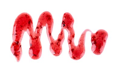 Beyaz arka planda kiraz çiselemesi izole edildi. Kırmızı böğürtlen reçeli. Üst görünüm