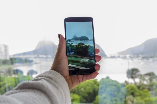 el Rio de janeiro, rio de janeiro corcovado cep telefonu ile fotoğraf çekmek hareket eden phonefemale el ile fotoğraf çekimi