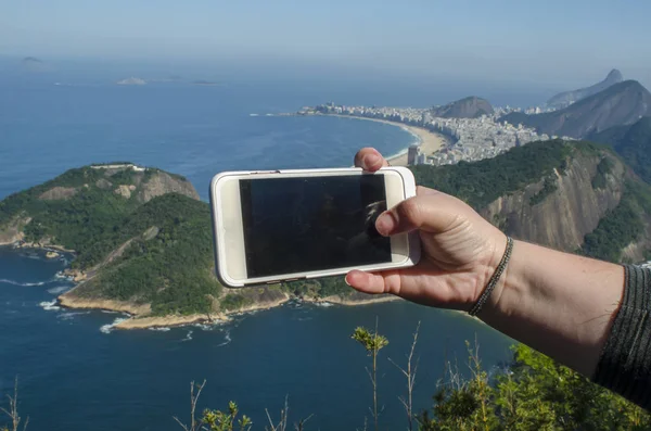 el Rio de janeiro, rio de janeiro corcovado cep telefonu ile fotoğraf çekmek hareket eden phonefemale el ile fotoğraf çekimi