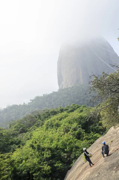Taşınan 40 milyondan fazla kişi ile Po de Acar teleferik dünyanın en eski cable cars ve Brezilya'da ilk biridir. İlk germek, 550 metre uzunluğunda, Mo bağlayan Praia Vermelha 27 Ekim 1912 açıldı