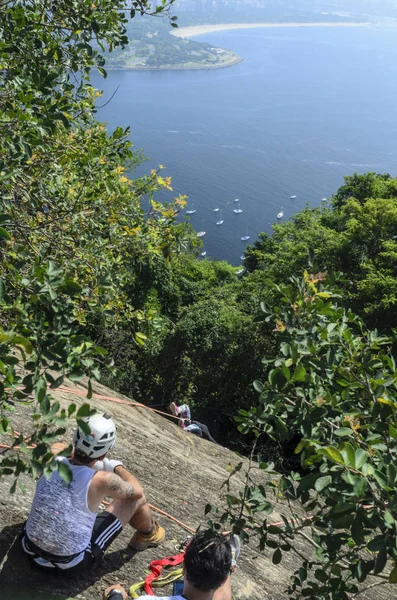 Corcovado oturan dağcı Brezilya 'da ünlü Rio de Janeiro, şehrin tepelerinden biridir