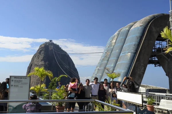 Taşınan 40 milyondan fazla kişi ile Po de Acar teleferik dünyanın en eski cable cars ve Brezilya'da ilk biridir. İlk germek, 550 metre uzunluğunda, Mo bağlayan Praia Vermelha 27 Ekim 1912 açıldı