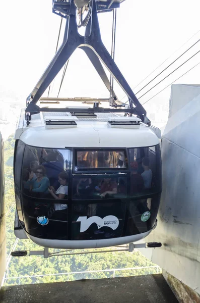 Taşınan 40 milyondan fazla kişi ile Po de Acar teleferik dünyanın en eski cable cars ve Brezilya'da ilk biridir. İlk germek, 550 metre uzunluğunda, Mo bağlayan Praia Vermelha 27 Ekim 1912 açıldı
