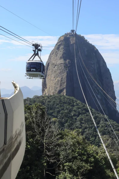 With more than 40 million people transported, the Po de Acar cable car is one of the oldest cable cars in the world and the first in Brazil. The initial stretch, 550 meters long, was inaugurated on October 27, 1912, connecting Praia Vermelha to Mo