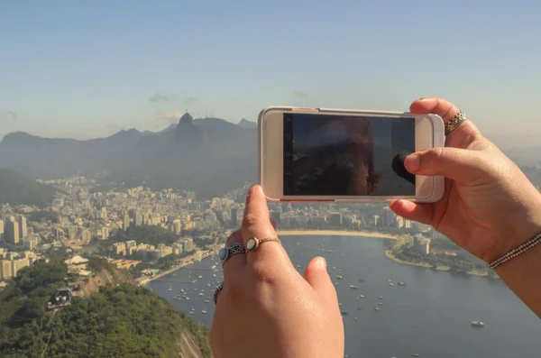 el Rio de janeiro, rio de janeiro corcovado cep telefonu ile fotoğraf çekmek hareket eden phonefemale el ile fotoğraf çekimi