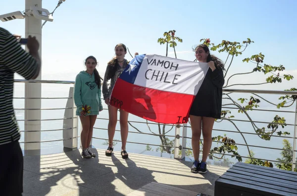 Şili turistler, üç kız, Brezilya 'da Corcovado üzerinde Şili bayrağı tutan, Rio de Janeiro 'da güneşli bir günde fotoğraflanmış olmak, Ekim 2017 yılında Brezilya, 13:00 a. m. Şili turistler, üç kız dünyaca Şili bayrağı tutan