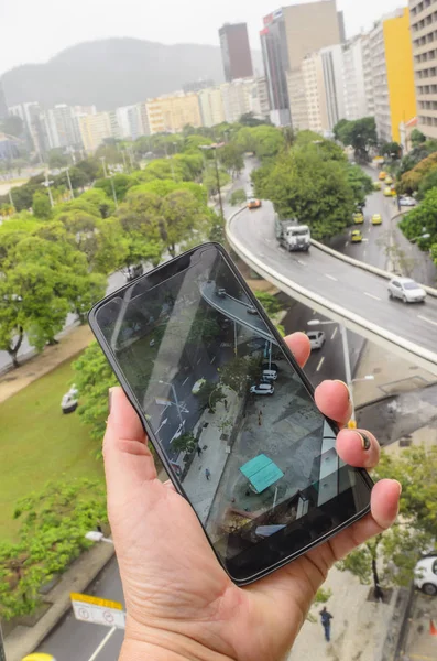Kadın el cep telefonu tutarak, Rio de Janeiro yol fotoğraf, Brazi