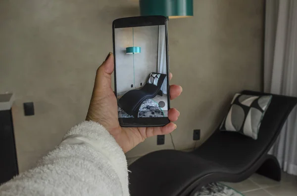 Kadın el cep telefonu tutarak, dekorasyon ve sandalye Tasarımcısı fotoğraf, dekorasyonlu yatak odası kadın el tutan cep telefonu, dekorasyon ve sandalye Tasarımcısı, fotoğraf boyama dekor