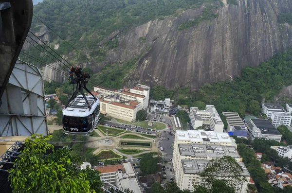 Taşınan 40 milyondan fazla kişi ile Po de Acar teleferik dünyanın en eski cable cars ve Brezilya'da ilk biridir. İlk germek, 550 metre uzunluğunda, Mo bağlayan Praia Vermelha 27 Ekim 1912 açıldı
