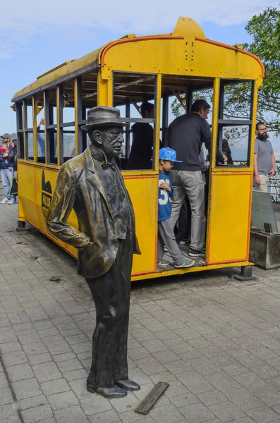 İlk kompozisyon çelik kablolar tarafından havai rota kullanılır. Şimdi emekli, onlar Morro da Urca, Brezilya 'da Rio de Janeiro ünlü Corcovado bulunan, Ayrıca ekranda bazı parçalar ve eski vites ile birlikte sitede turist cazibe olarak hizmet