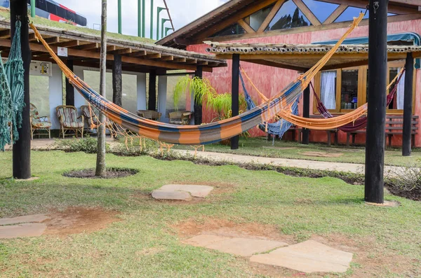 farklı renk ve dokular çeşitli uyku ağları ile evin verandası