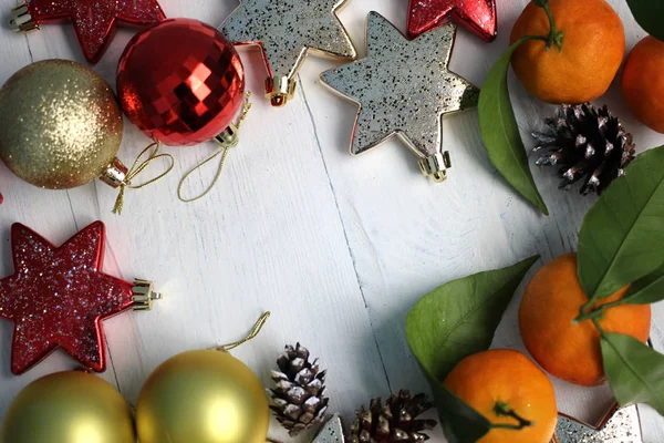 Рождество и Новый год: мандарин и украшения для елки — стоковое фото