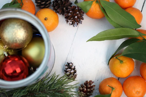 Koniler, mandalina ve Noel topları bir kavanoz içinde