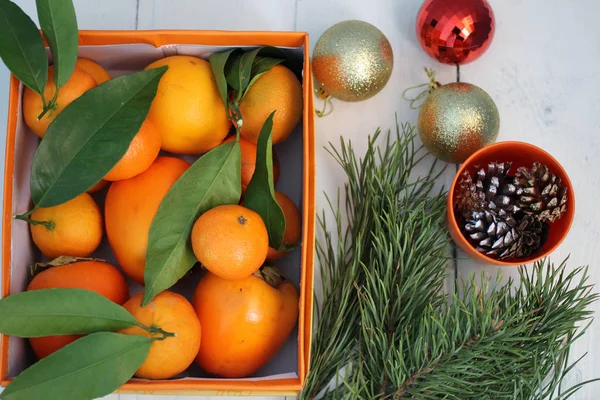  Mandalina kutusu, köknar dalı, çam kozalakları cam ve Noel süsler