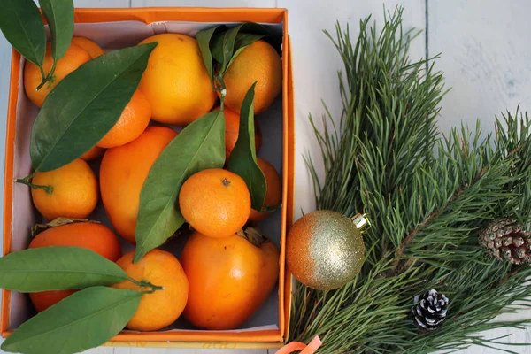 Mandalina kutusunda, köknar dalı ve Noel süsleri