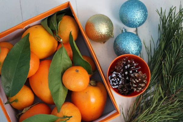 Mandalina kutusu, bir turuncu cam, köknar dalı ve Noel süsleri koni içinde